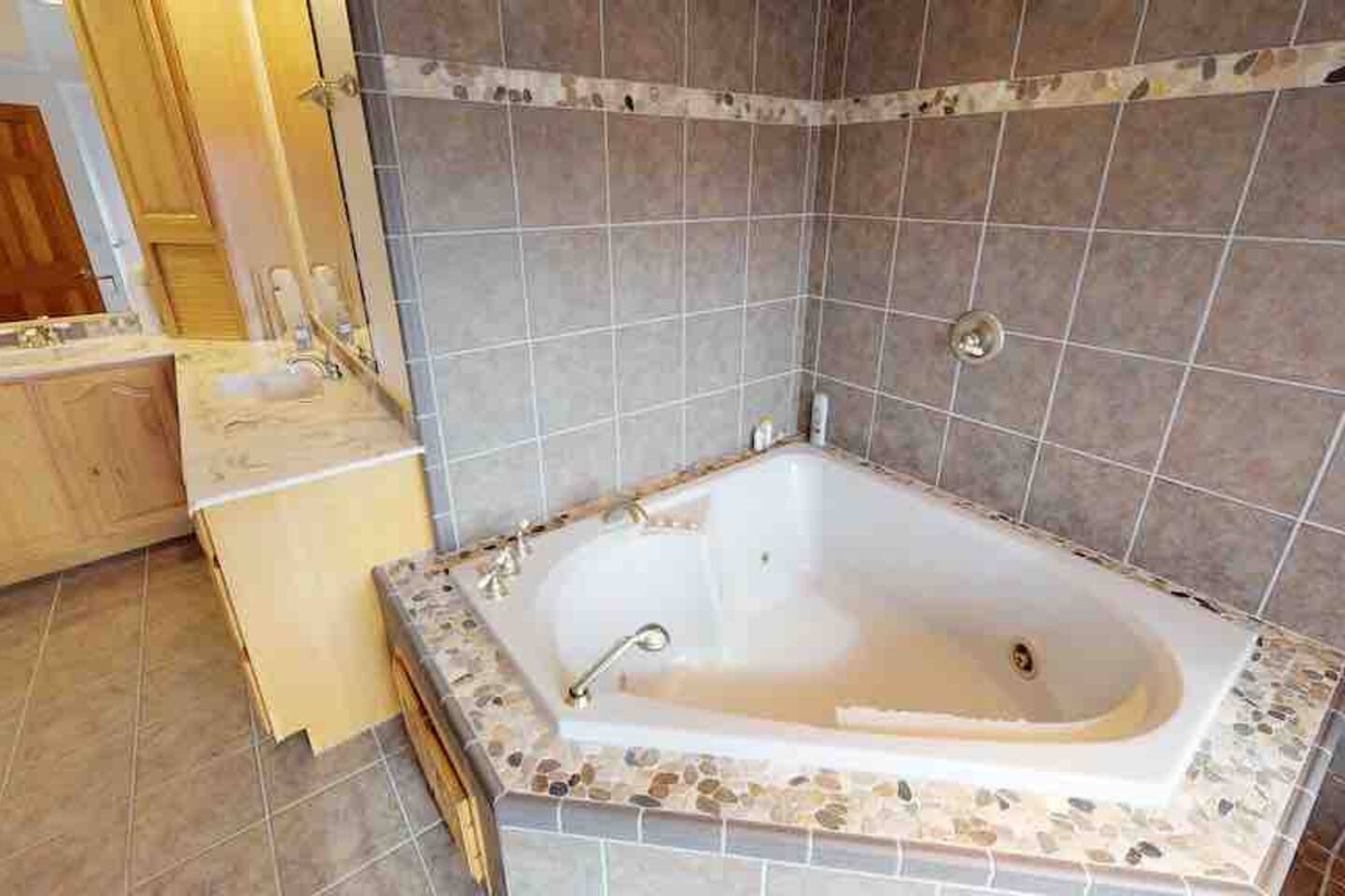 Master ensuite with jetted jacuzzi tub